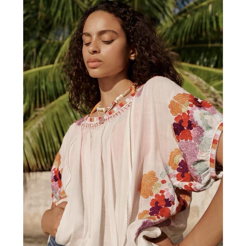 Anthropologie Pink Embroidered Floral Peasant Blouse, runs large will fits Med。